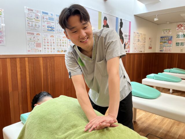 歩いたり、立っている時に体が傾くのはなぜ？